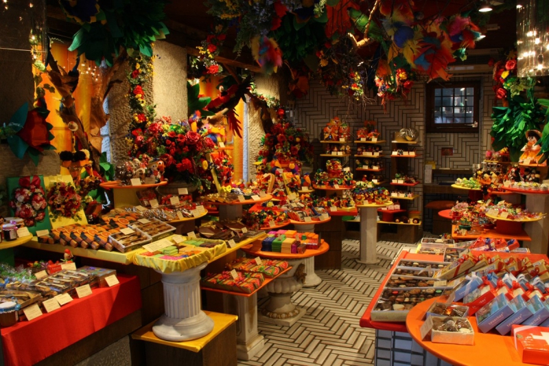 vente-PIERREFEU DU VAR-min_candy_store_chocolate_shop_chocolate_switzerland-393515