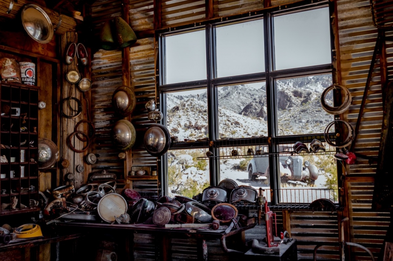 vente-PIERREFEU DU VAR-min_shop_window_part_junk_abandoned-138873